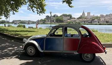 Découvrez Avignon en 2CV de collection.